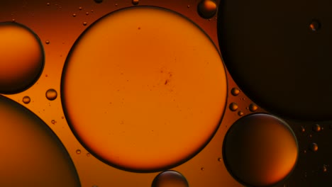 artístico colorido de gota de aceite flotando en el agua.