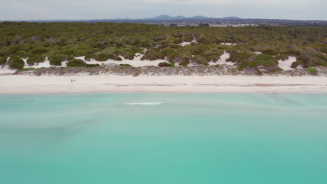 vista aérea de la playa del trench, una playa de arena blanca en mallorca, españa