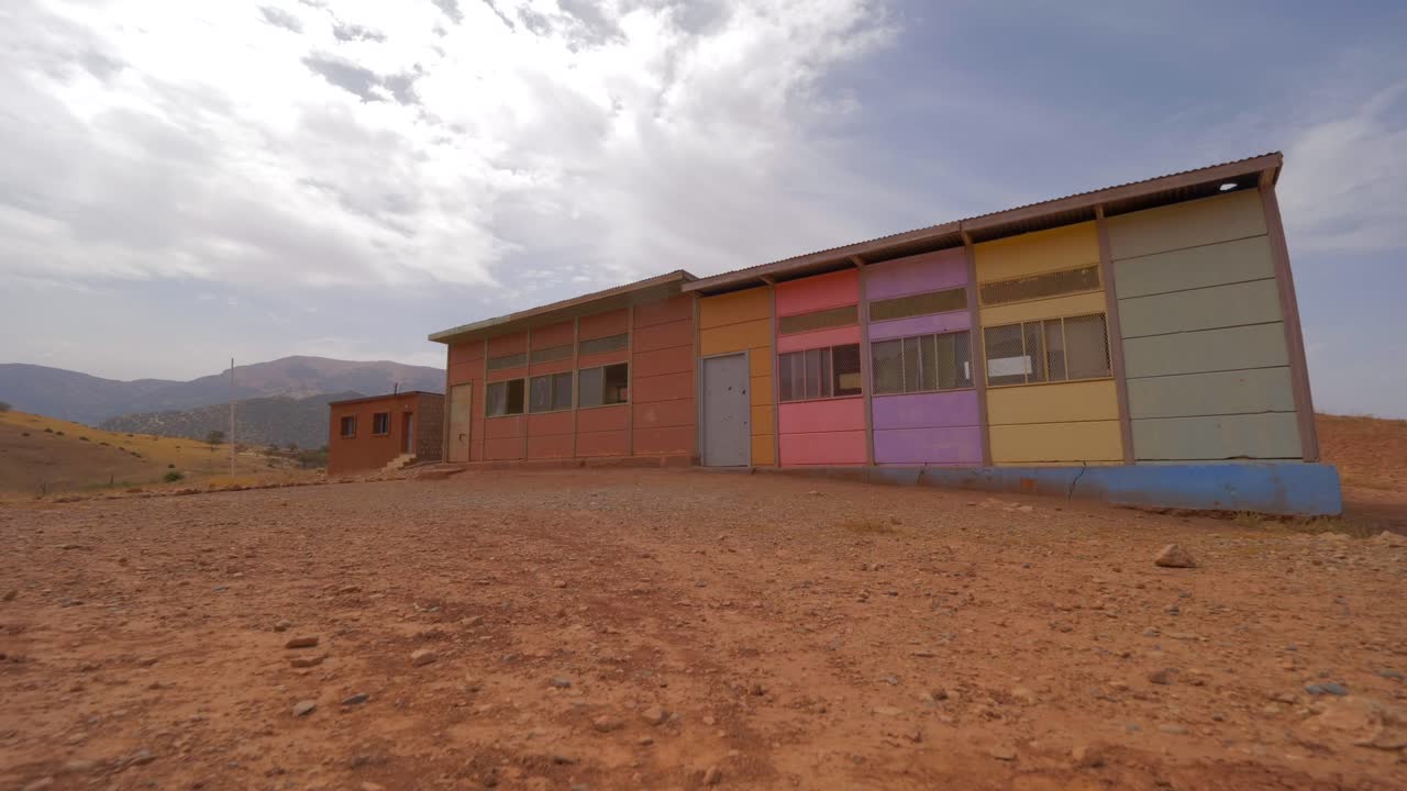 고립된 장소에 있는 오래된 버려진 건물 위로 움직이는 구름의 시간 경과