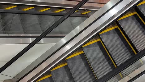 escaleras mecánicas en un centro comercial