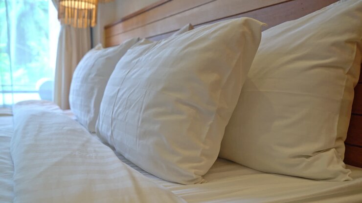 decorazione cuscino bianco sul letto all'interno della camera da letto
