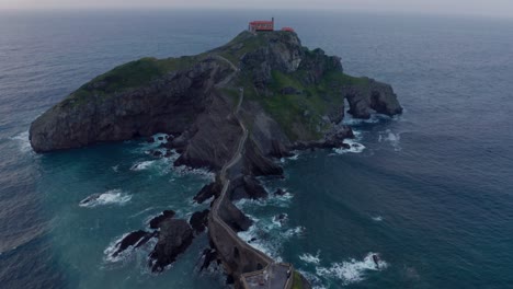 océano ondulado cerca de la montaña verde con pasarela bajo el cielo