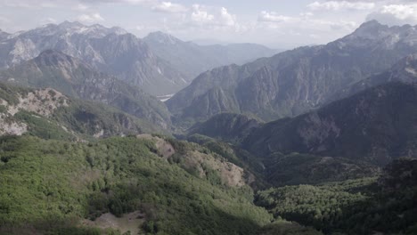 前方无人机视频, 移动在山谷的顶部和瓦尔博纳山谷的背景