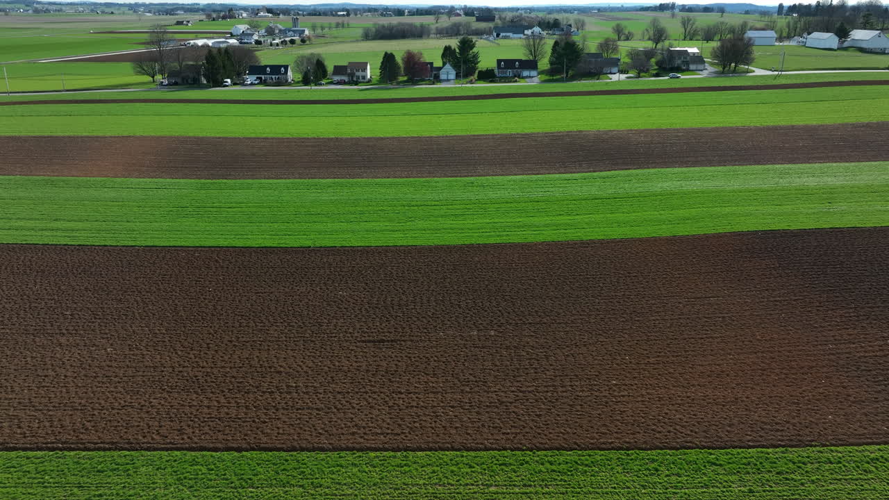 Ländliche Felder in der Frühjahrsaussaatzeit in Lancaster County, Pennsylvania, USA.