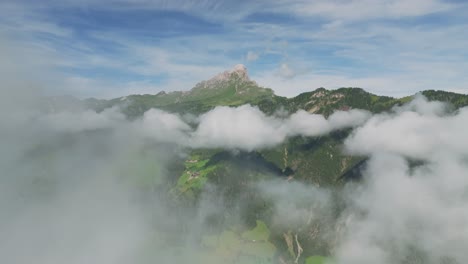 Sass-De-Putia-Presentado:-Embárcate-En-Un-Encantador-Viaje-Aéreo-A-Través-De-Los-Dolomitas.