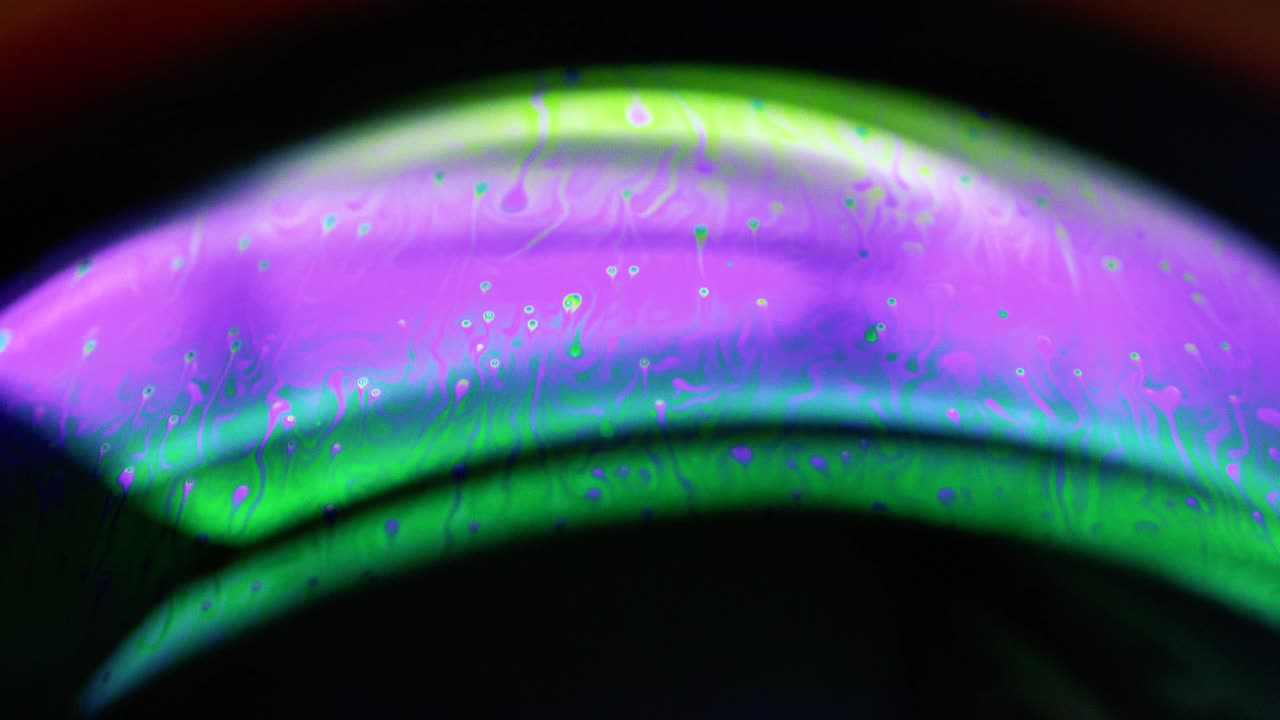 현미경 관점을 통해 매크로 세계의 색상을 보여주는 비누 풍선의 4k 안정적인 샷