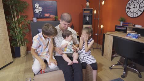 Father-and-his-three-children.-They-are-having-fun.