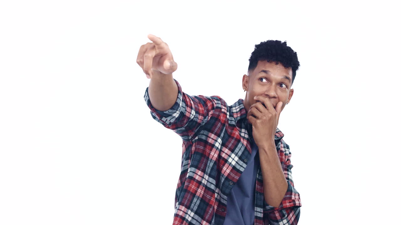 손을 가리키고, 실수하고, 스튜디오에서 겁에 질린 남자