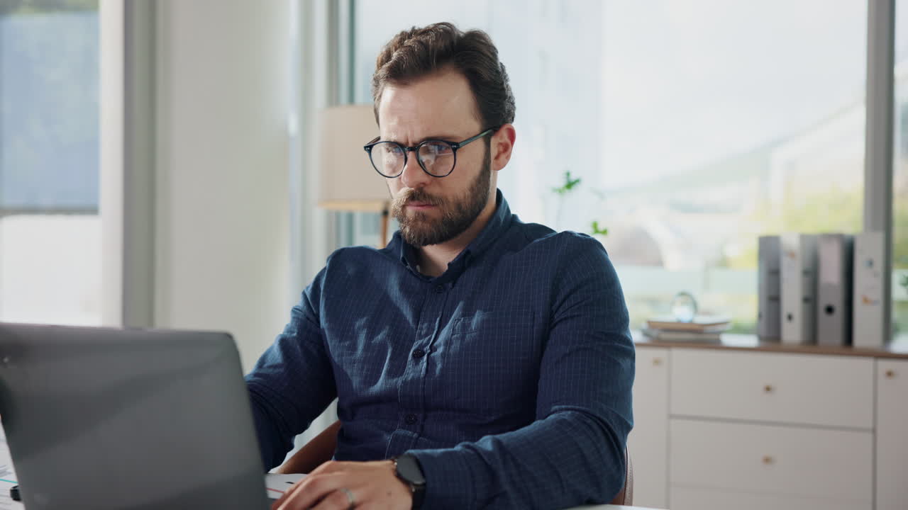 hombre trabajando en una computadora portátil en el escritorio
