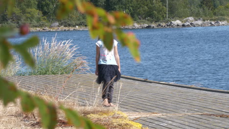 niña caminando en un muelle en el archipiélago de estocolmo