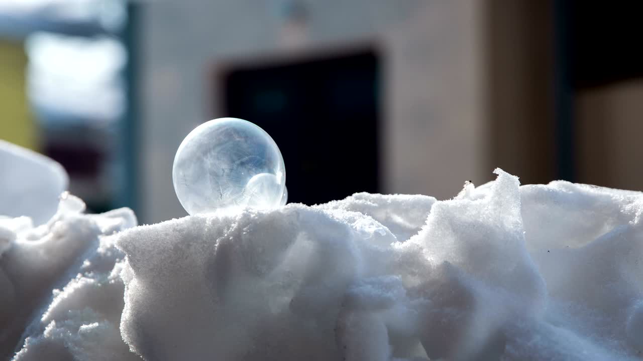 거품은 무언가 위에 서 있습니다.