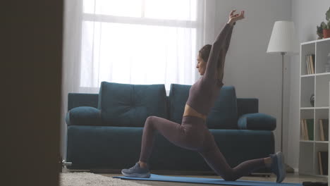 entrenamiento de fitness en casa mujer joven está practicando yoga asana en el suelo en la sala de estar por la mañana estiramiento entrenamiento