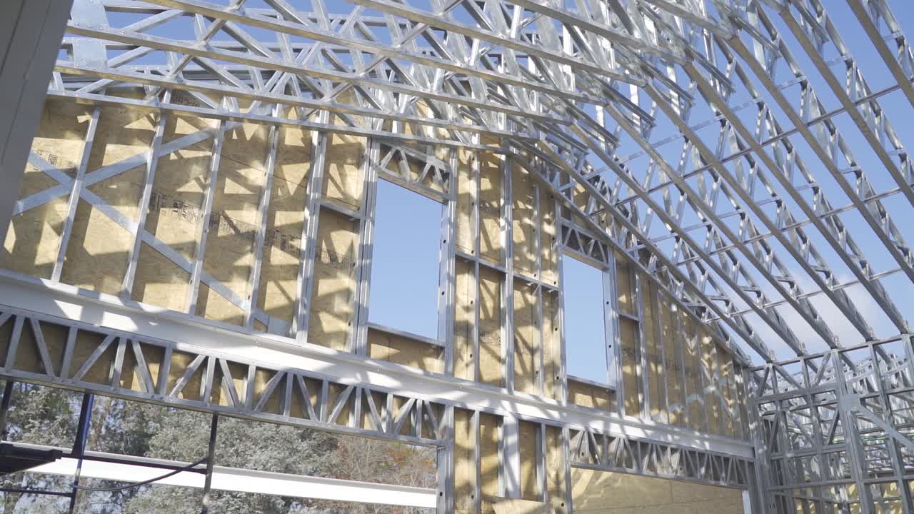 estructura de la casa con estructura de acero de 60 fps en construcción con cielo azul de fondo