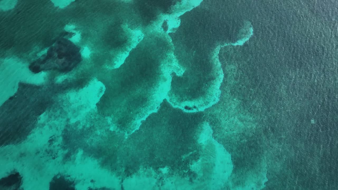 크리스탈처럼  ⁇ 은 지중해를 내려다보며 알카나다 골프장과 산을 드러 ⁇ 니다.