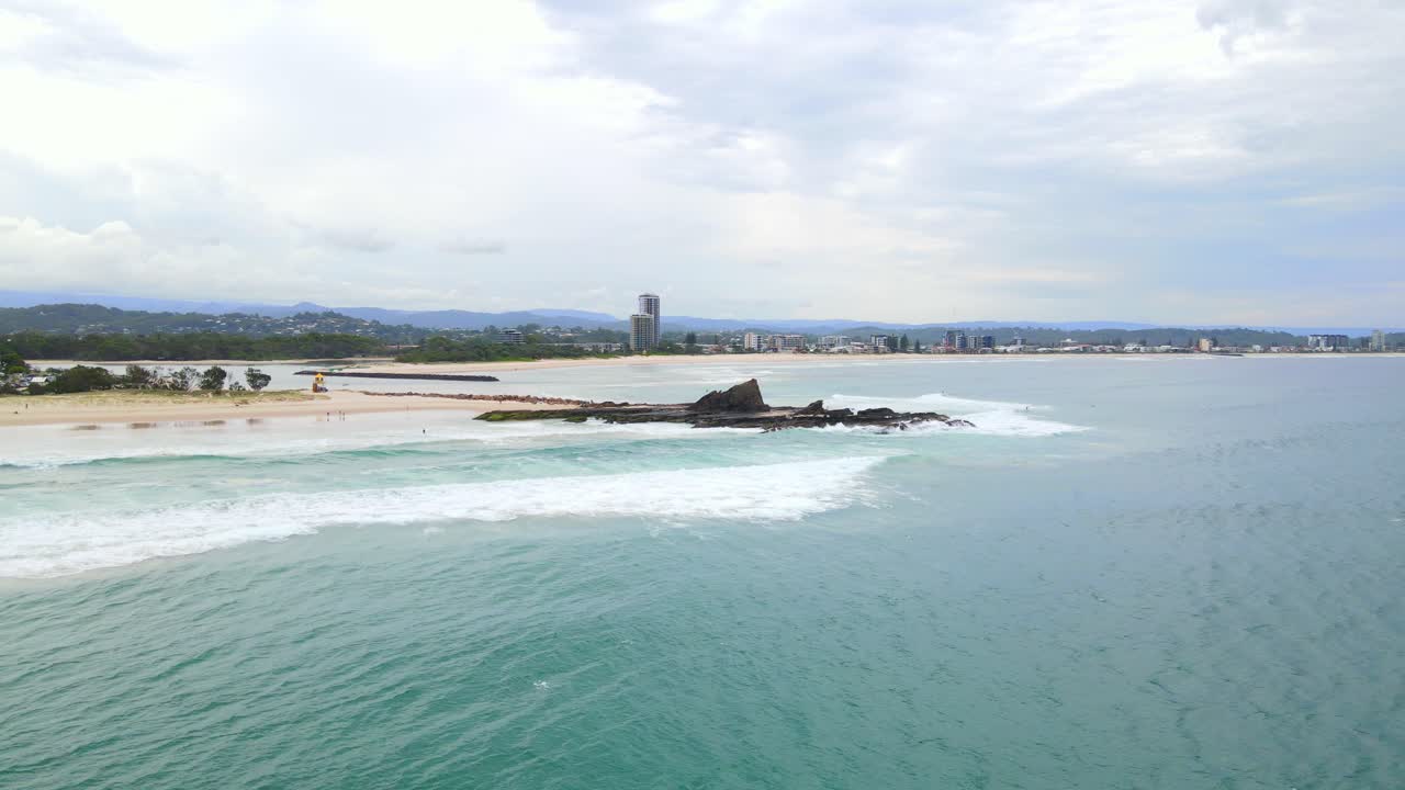 푸른 바다가 있는 커럼빈 해변에서 팜 비치 해안 교외의 공중 전망 - 릴슨 비치 - 골드 코스트, qld, 호주