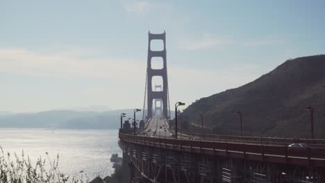 Sonniger-Tag-An-Der-Golden-Gate-Bridge-Mit-Geschäftigen-Menschen-Und-Vorbeifahrenden-Autos-In-San-Francisco,-Kalifornien