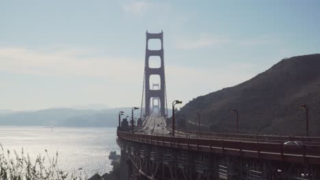 día soleado en el puente golden gate con gente ocupada y autos pasando en san francisco, california
