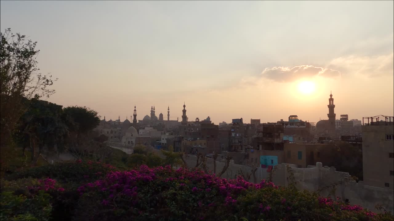 vista panorámica sobre el paisaje urbano de el cairo durante la puesta de sol, silueta de los minaretes de las mezquitas en el horizonte, egipto