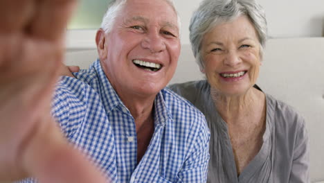 Pareja-De-Ancianos-Tomándose-Una-Selfie