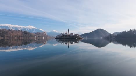 Statische-Aufnahme-Der-Kirche-Von-Bled-Mit-Dem-Bleder-See-Im-Vordergrund-In-Slowenien