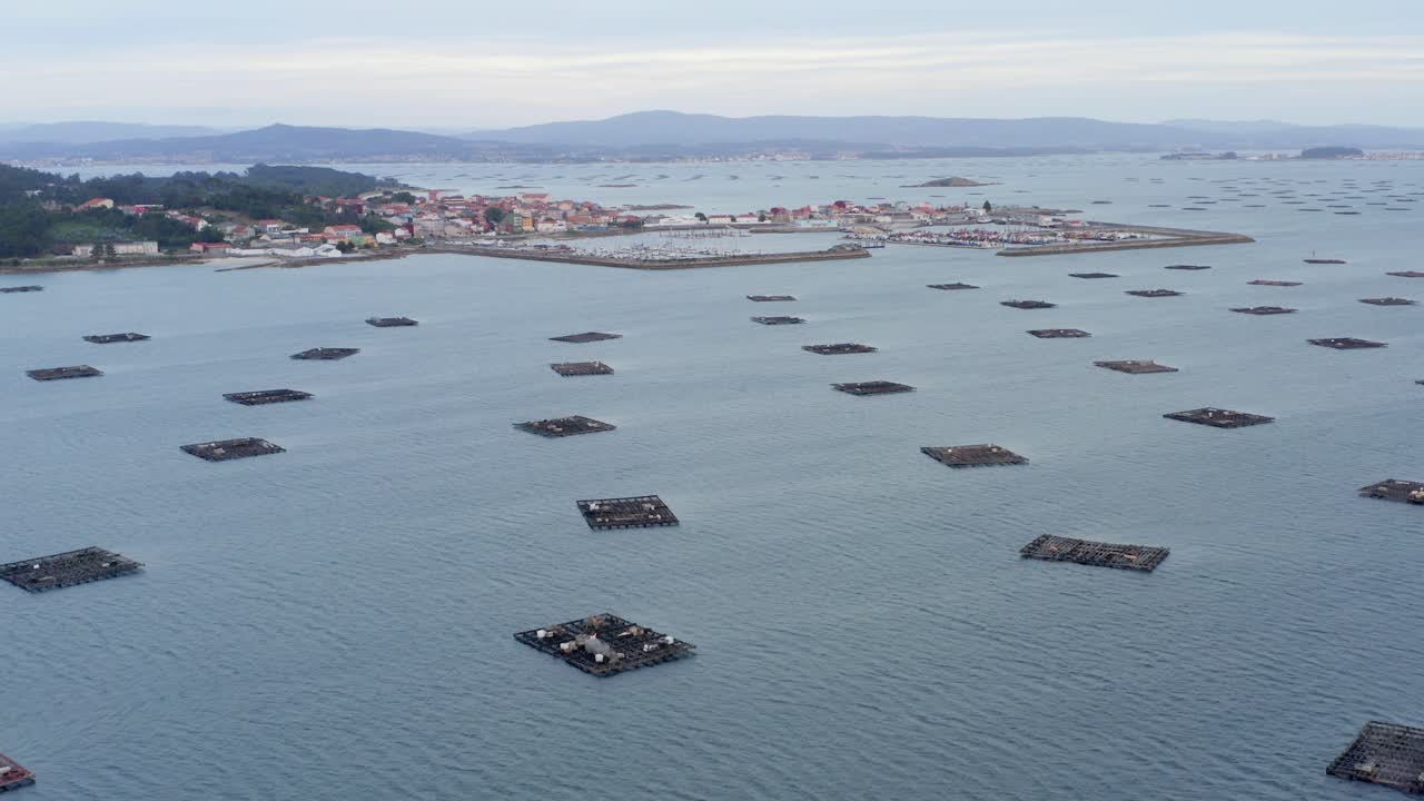 스페인 북서부의 해안 풍경의 경치적인 드론 뷰