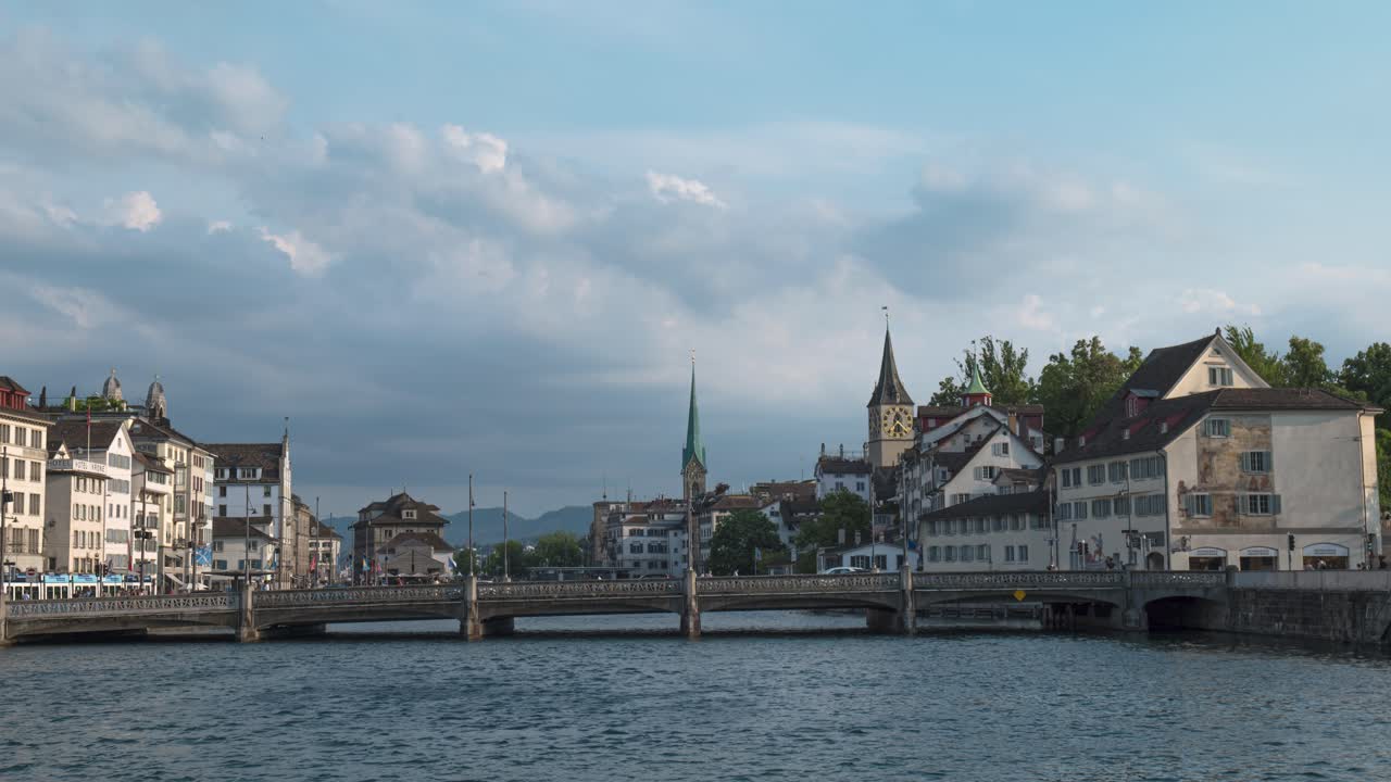 puente sobre el río limmat en el paisaje urbano de zúrich en suiza