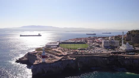 Vista-Aérea-De-Europa-Point-Con-El-Pintoresco-Estrecho-De-Gibraltar-En-Segundo-Plano-En-Un-Día-Soleado