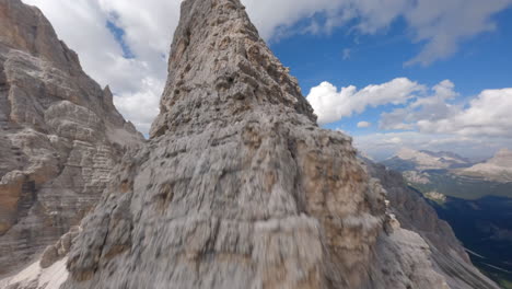 fpv-drohne steigen an der scharfen kante der felsigen dolomiten in italien