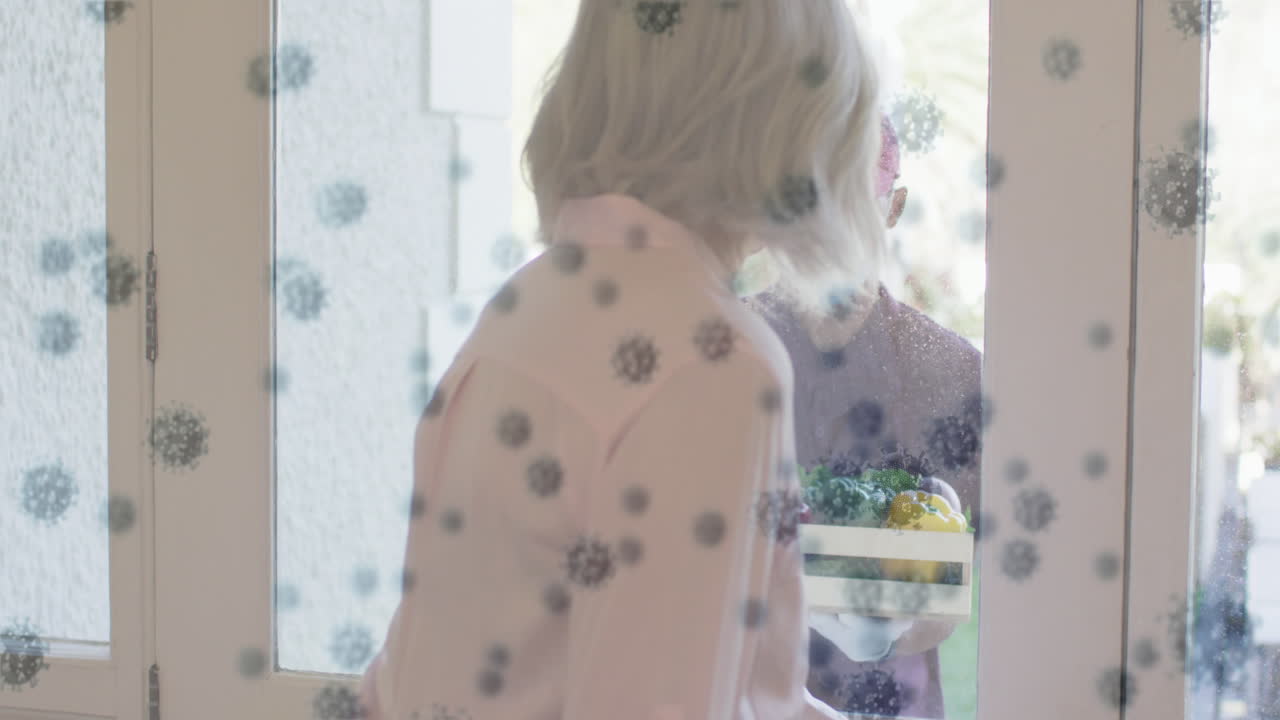 얼굴 마스크를 쓰고 패키지를 취하는 고령 백인 여성에 대한 바이러스 세포의 애니메이션