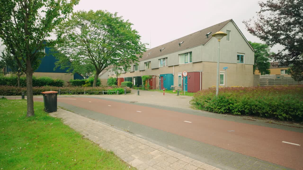 봄에 울창한 초록색으로 둘러싸인 펠레볼란드의 레리스타드 (lelystad) 에 있는 계단집의 영상