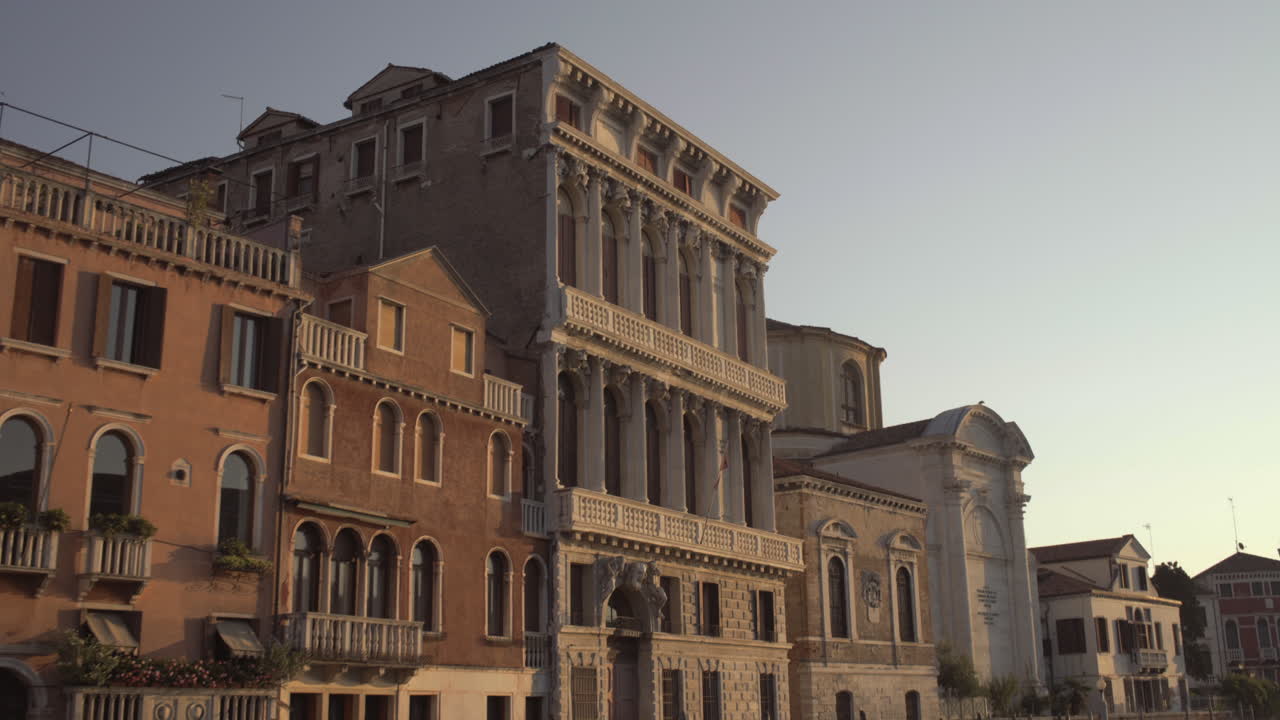 아침 일출, 베니스, 이탈리아에 의해 조명 역사적인 궁전 flangini 외관의 총 기울