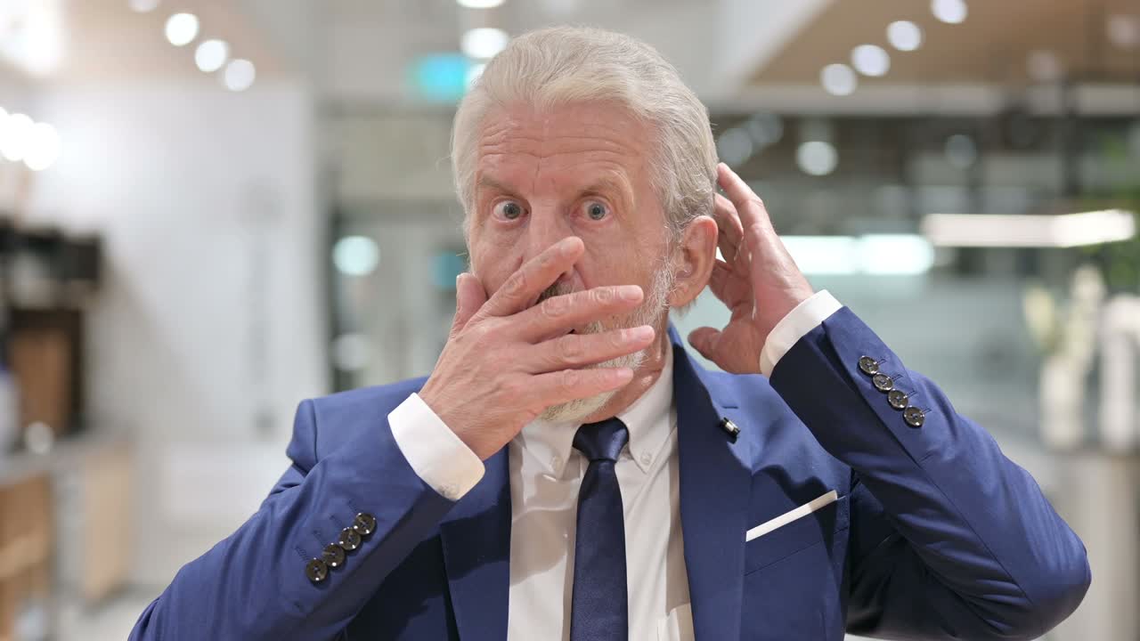 실패에 반응하는 화가 난 노인 사업가의 초상화