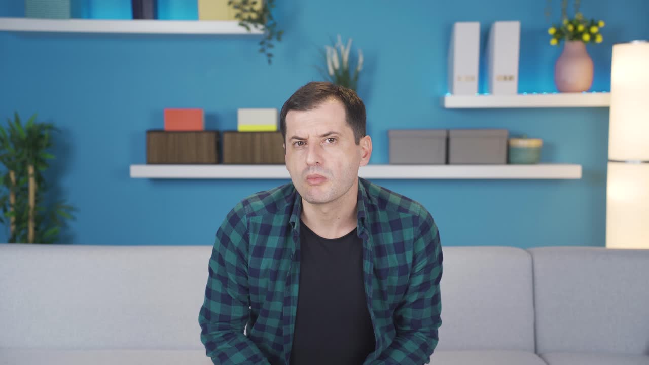 성인 남자가 관심과 주의를 기울여 카메라를 쳐다보고 있습니다.