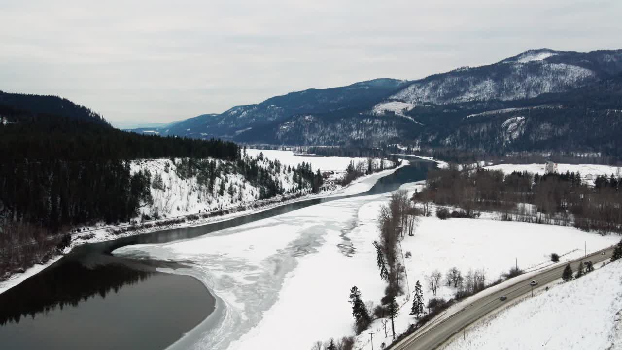 recorrido panorámico nevado en la autopista 5 de cabeza amarilla: automóviles que cruzan hacia el sur a través de hermosos bosques y montañas cubiertas de nieve en little fort, bc