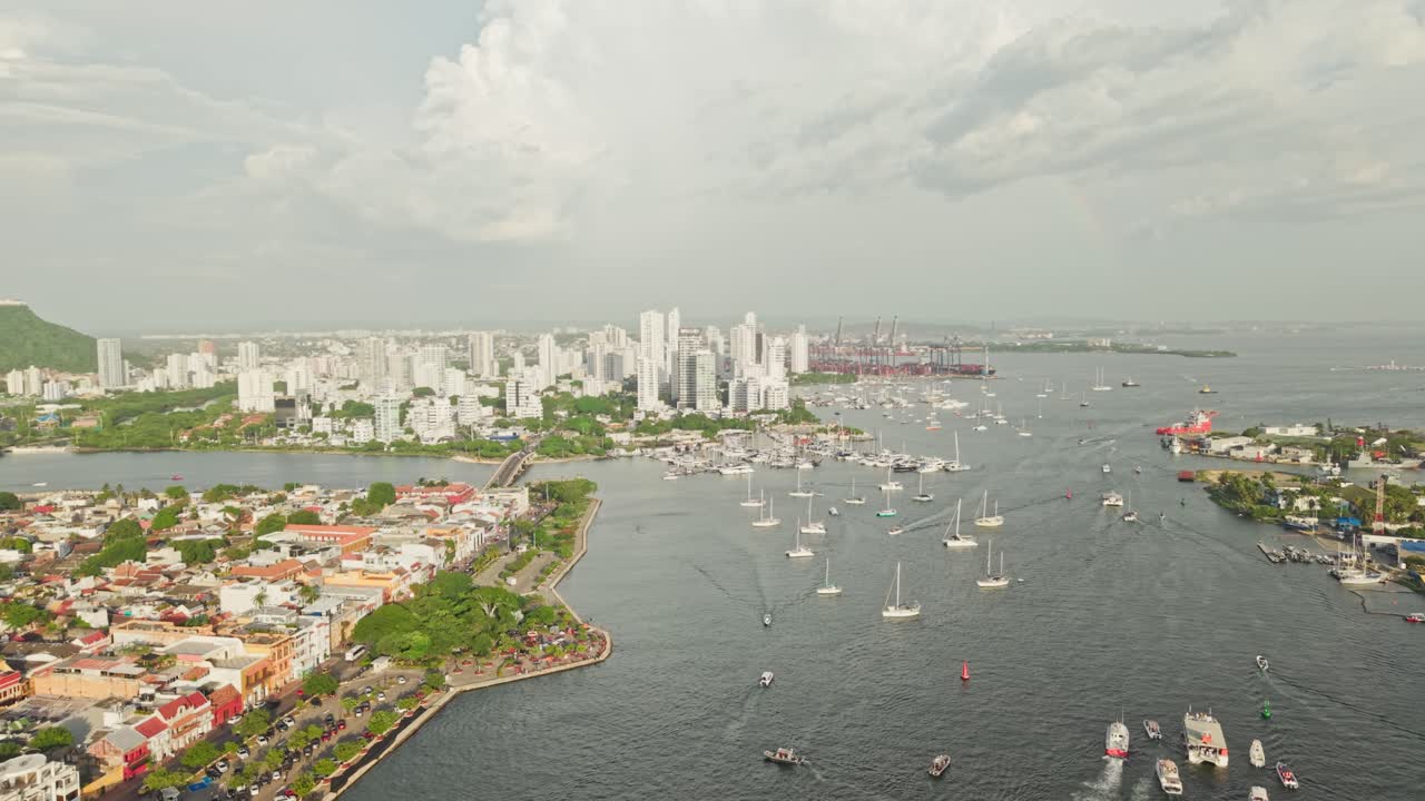 Vista aérea a cámara lenta del skyline de Cartagena y la costa del distrito de Manga con barcos navegando