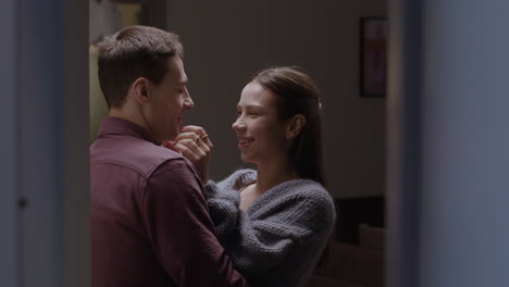 un couple s'embrasse à la maison.