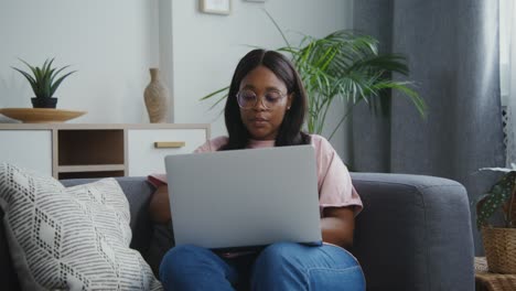 mujer trabajando en una computadora portátil en casa