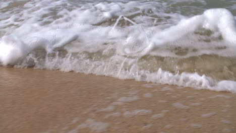 olas en cámara lenta rompiendo en la arena 2