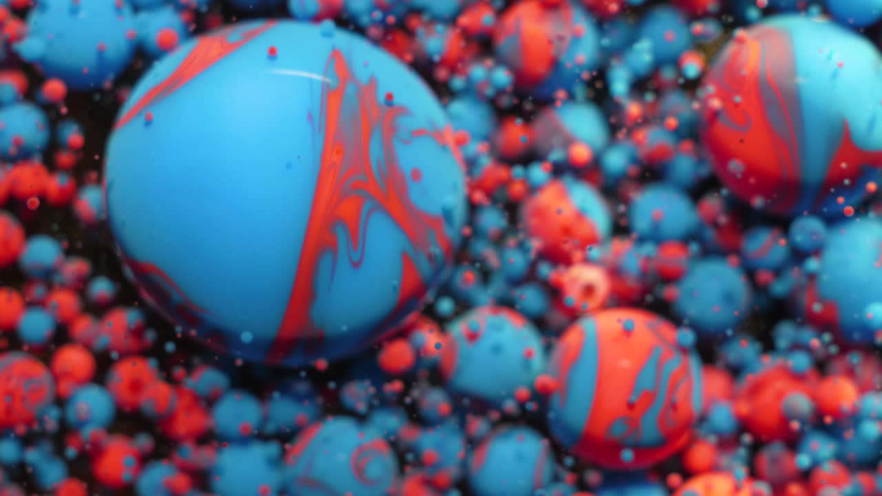 медленное движение яркие пастельные цветовые пузырьки масло красивая молочная краска сверкающий цвет движущаяся многоцветная близко. акриловая синяя краска. фантастическая поверхность. абстрактная красочная трансформация гравитация.