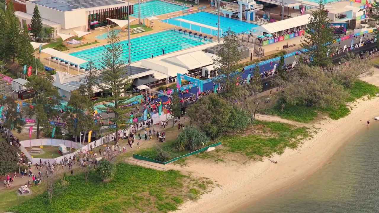 Filmato aereo orizzontale con panoramica a destra e movimento laterale a sinistra sull'area dell'evento della Maratona della Gold Coast, accanto al Centro Acquatico di Southport, Southport, Gold Coast, Queensland, Australia.