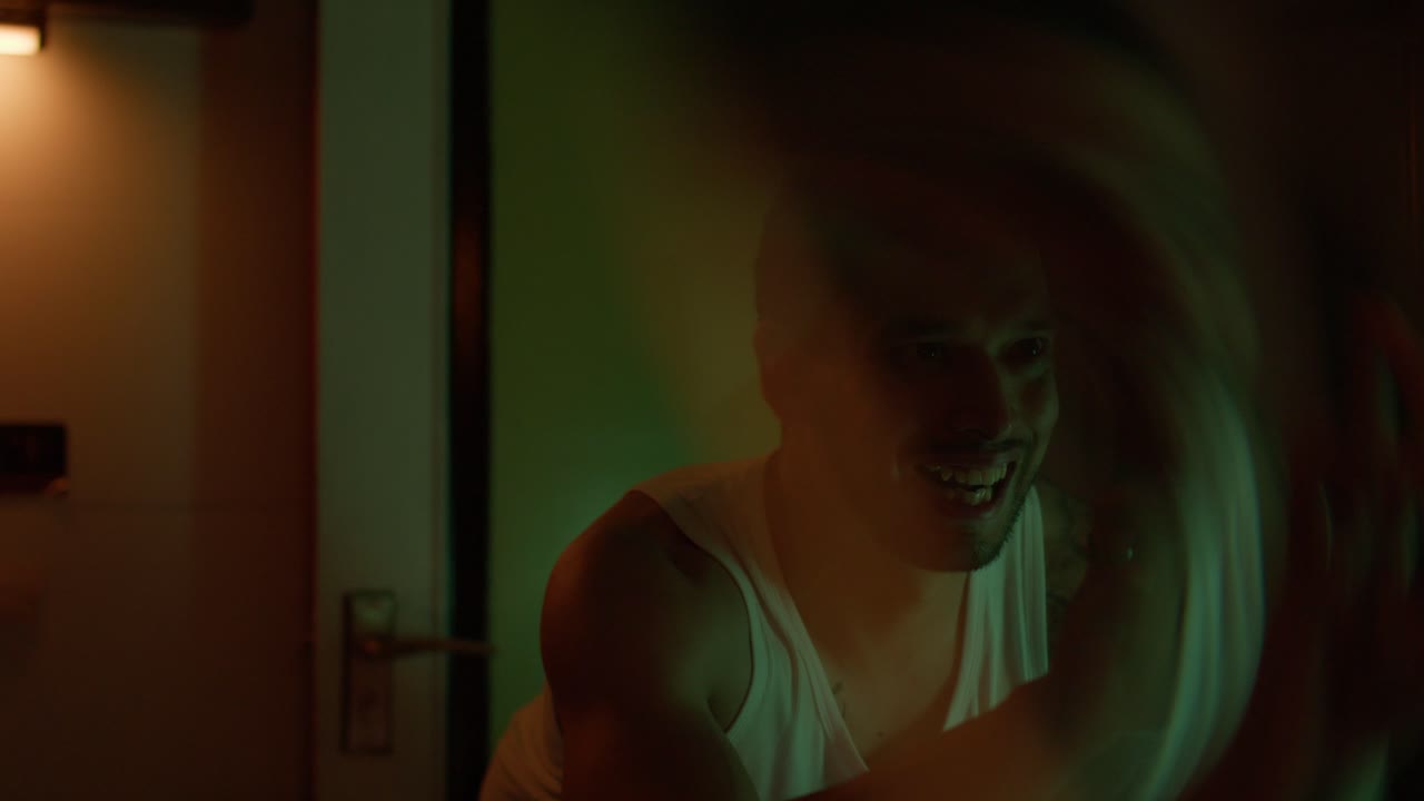 un hombre mirando su reflejo en un espejo