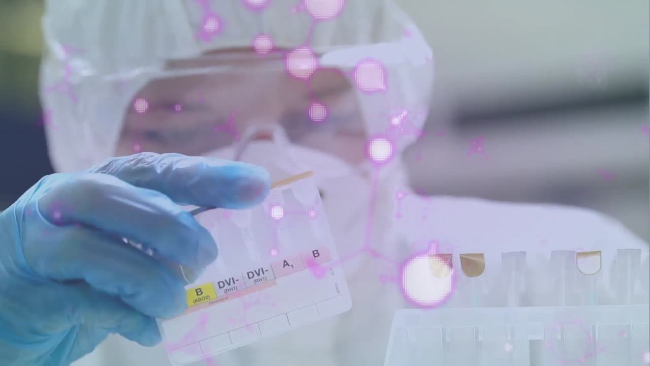 animación de moléculas sobre trabajadora de laboratorio caucásica con muestras