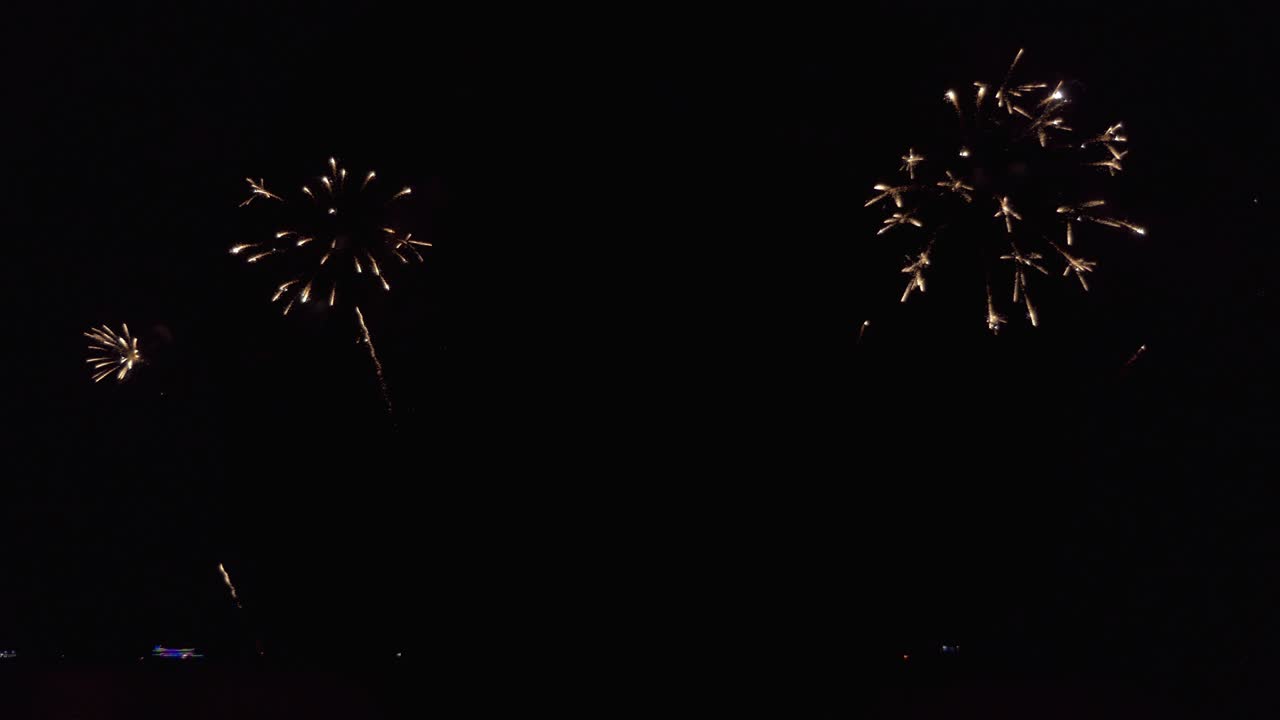 Incredibile, bellissimo e colorato spettacolo di fuochi d'artificio sul mare in una notte di festa