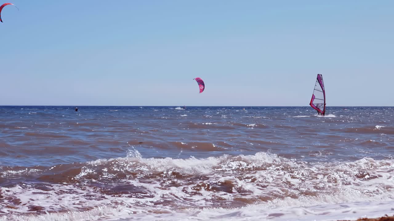 windsurfista a cámara lenta en un día soleado