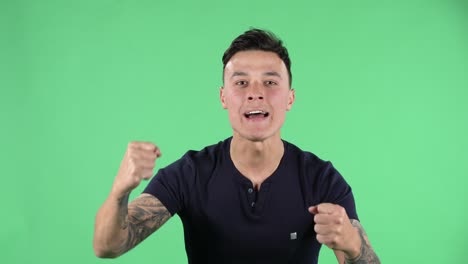 잘생긴 젊은 남자의 초상화는 흥분으로 카메라를 보고, 그의 승리를 축하합니다.