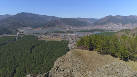 vuelo sobre las montañas siberianas