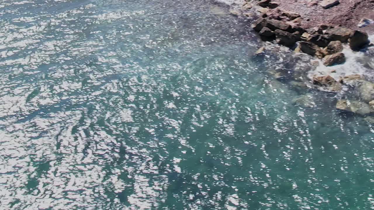 Heldere watergolven in Rhodos, Griekenland tijdens middagzonlicht