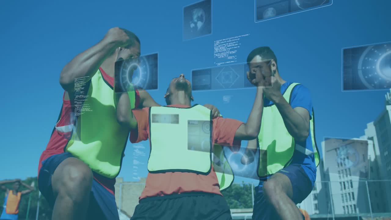 animación de visores y procesamiento de datos en pantallas sobre jugadores de fútbol masculinos animando