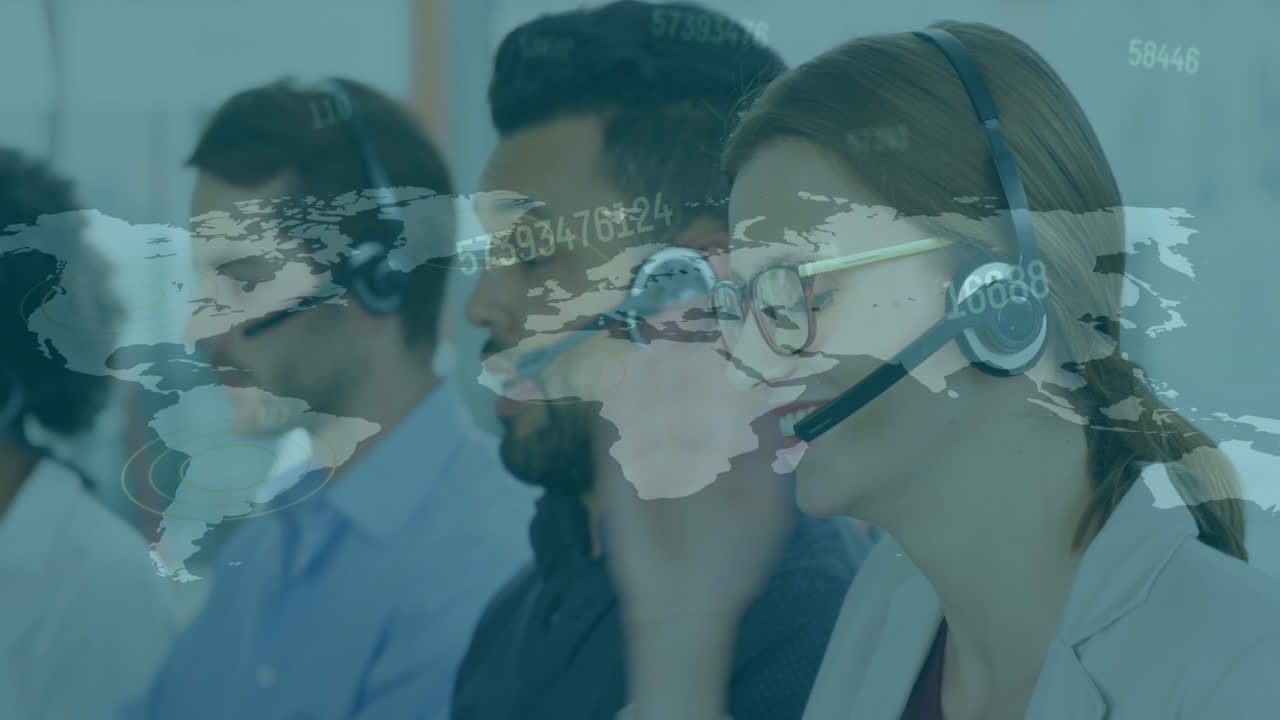 múltiples números cambiantes en el mapa del mundo contra el equipo de atención al cliente ejecutivo de trabajo