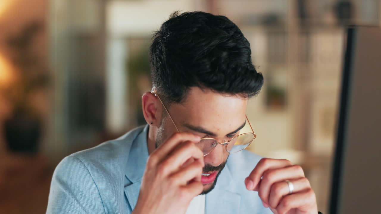 estrés, dolor de cabeza y hombre de negocios trabajando